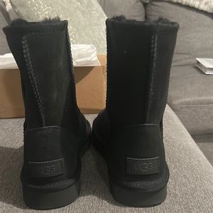 Kids Uggs size 4 black